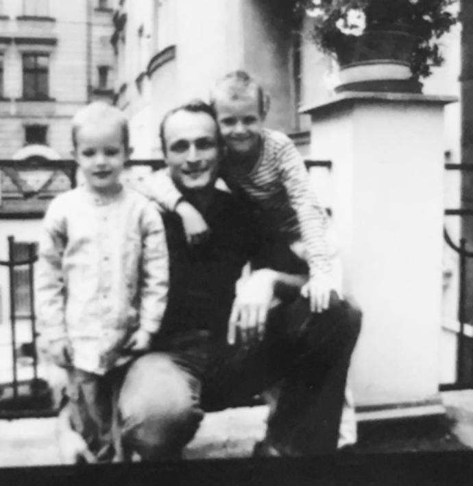 FOTO: Karel Dobrý se syny Divišem a Cyrilem na archivním snímku. – stránka 9
