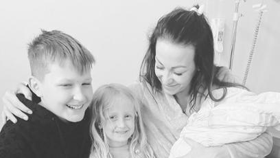 FOTO: Agáta se všemi svými dětmi. Nejstarším Kryšpínem, prostřední Miou a novorozenou Rozárkou.