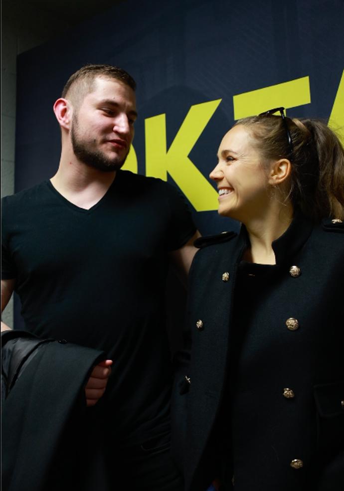 FOTO: Lucie Vondráčková s MMA zápasníkem Zdeňkem Polívkou. – stránka 96