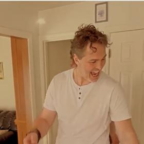 Jaromír Jágr ve svém starém bytě.