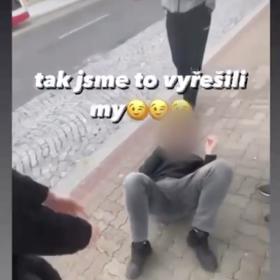 Mladík na zemi měl být údajně tím, který držel pistoli u hlavy jinému chlapci