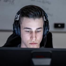 Karel byl úspěšný v hraní počítačových her. 