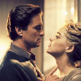 Michael Douglas a Sharon Stone ve filmu Základní instinkt.