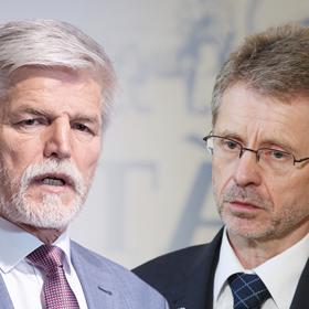 Petr Pavel složí slib do rukou předsedy senátu Vystrčila.