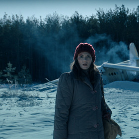 Joyce (Winona Ryder) a Murray (Brett Gelman) vypadají poněkud ustaraně. Má to něco společného s havarovaným letadlem za nimi?