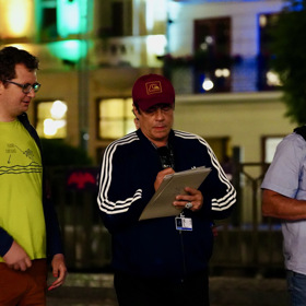 Benicio del Toro nechal hollywoodské manýry za branami Karlových Varů. Po párty vyrazil na procházku kolonádou, během které si užíval odborného výkladu a hlavně se podepisoval a fotil se všemi svými fanoušky. 