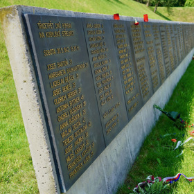 Jsou tu jména všech padlých.