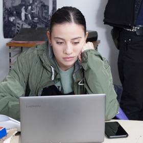 Zamyšlená Barbora Černá.