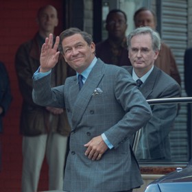 Dominic West  v roli prince Charlese v páté řadě seriálu Koruna. Výběr se nepovedl.