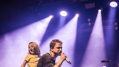FOTO: Jeho děti můžete potkat i na jeho koncertech, kde běhají s tatínkem po pódiu.