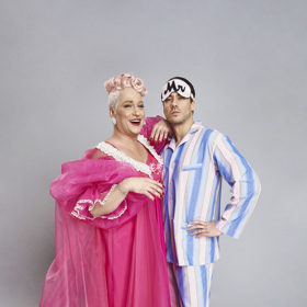 Saša se promění hnedle několikrát.