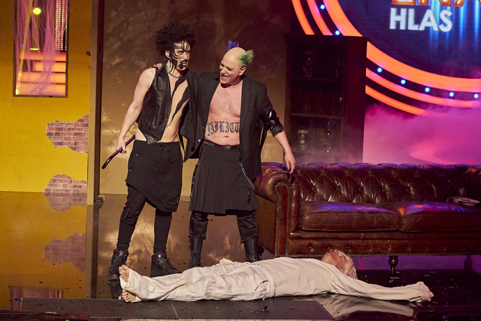 FOTO: Saša Rašilov, Vojta Drahokoupil a Dalibor Gondík coby kapela The Prodigy. – stránka 12