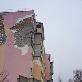 Panelák je naprosto zdevastovaný.