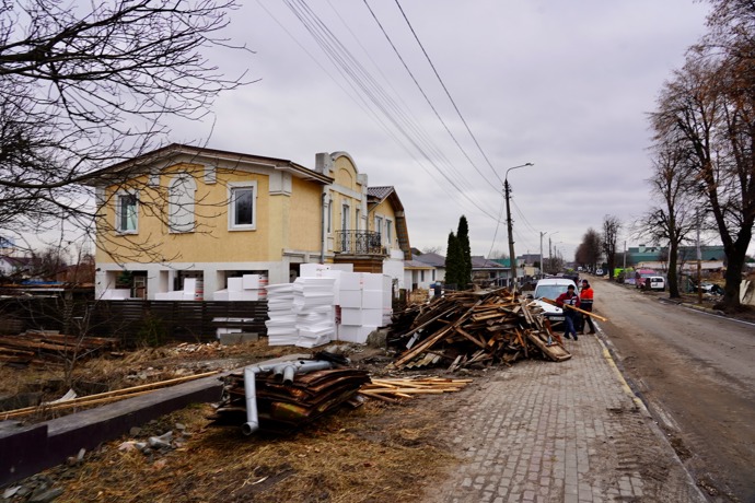 FOTO: Všude se hromadí materiál ze starých staveb. – stránka 405