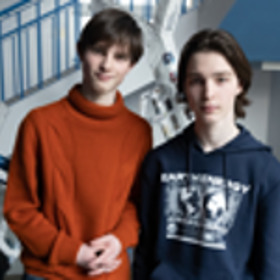 Svým rodičům jako by z oka vypadli.