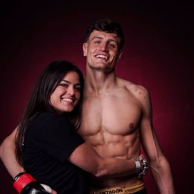 Krásná partnerka Mari podporuje Matěje na každém turnaji.