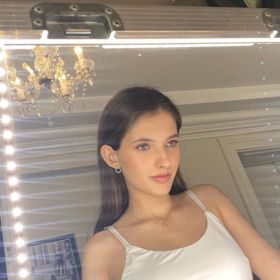 Sandeva má půvabu na rozdávání.