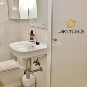 V apartmánu jsou dvě koupelny.