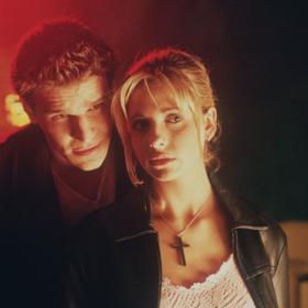 Sarah Michelle Gellar s Davidem Boreanazem v seriálu Buffy, přemožitelka upírů.