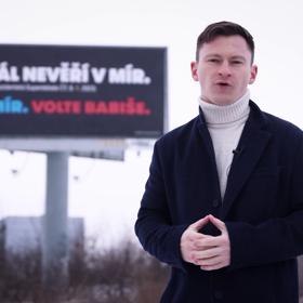 Mikýř před Babišovým billboardem.