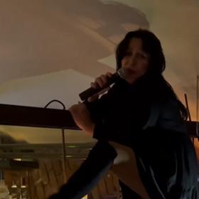 Během zpěvu rozhazovala nohama.