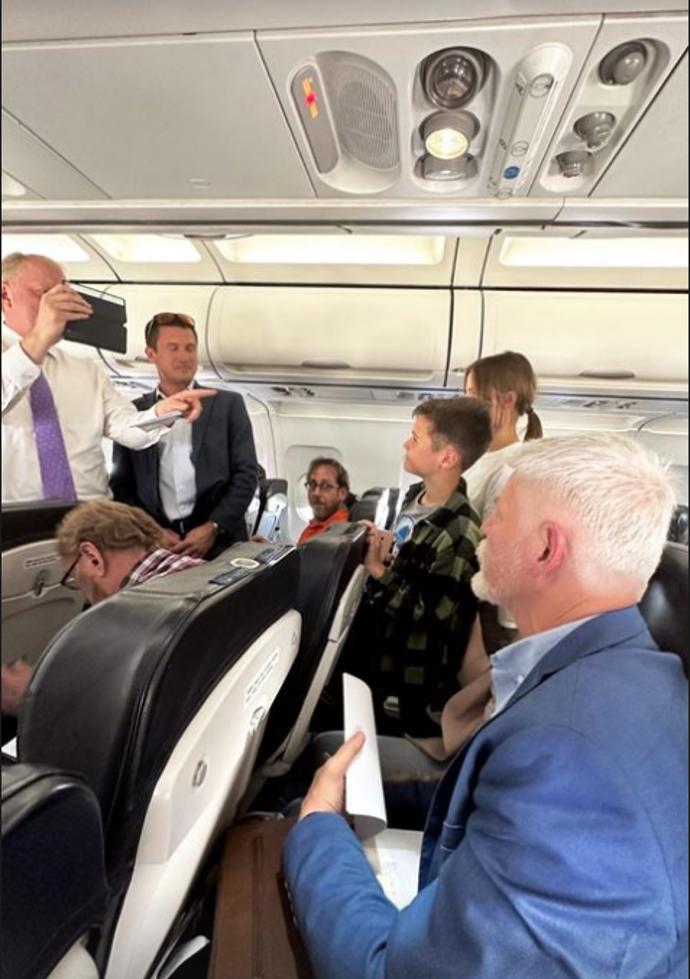 FOTO: Prezidentský pár odletěl do Británie běžným spojem – stránka 2648