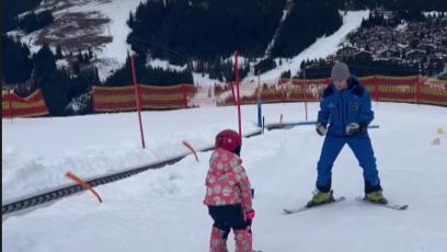 FOTO: Mia se učí lyžovat