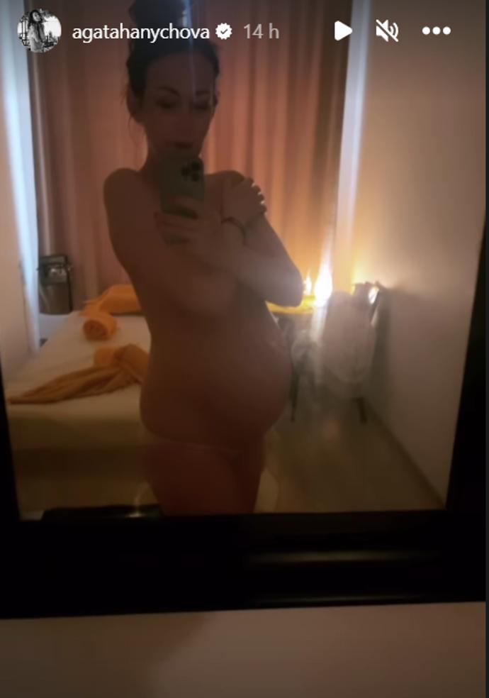 FOTO: Těhotná Agáta se zvěčnila nahá – stránka 2649