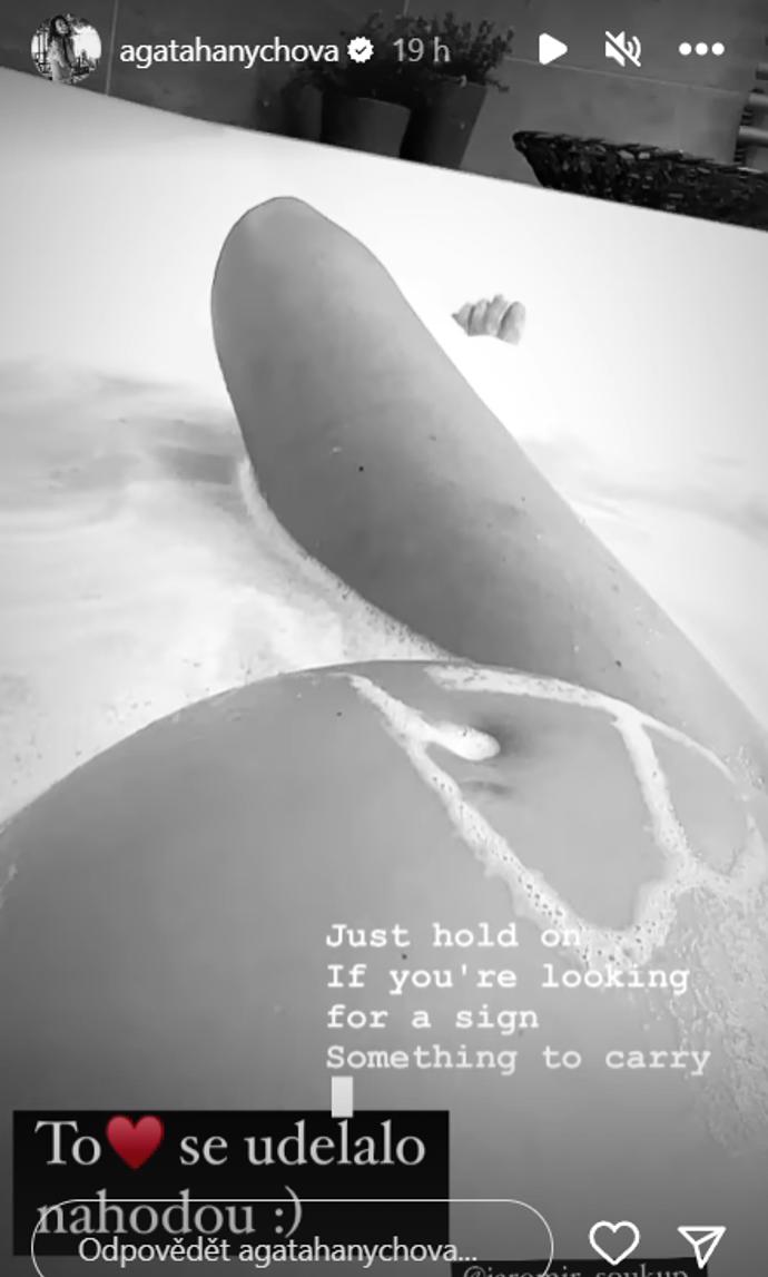 FOTO: Agátě se na těhotenském bříšku udělalo srdíčko – stránka 2814