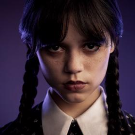 Wednesday Addams v novém ztvárnění představuje herečka Jenna Ortega.