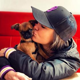 Chlupatého miláčka má i Bára. Tahle rodinka se zřejmě brzy rozroste o dalšího pejska.