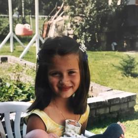 Elizabeth na fotce z dětství.