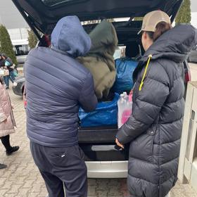 Lilia nevyrazila s prázdnou, ale s autem plným věcí.