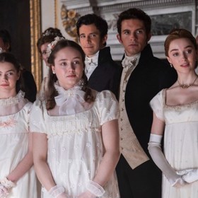 Téměř kompletní rodina Bridgertonových ještě s původní herečkou Ruby Stokes (Francesca Bridgerton), kterou ve třetí sérii nahradí Hannah Dodd.