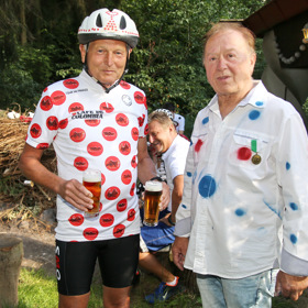 Kardiochirurg Jan Pirk ve svém originálním outfitu na puntíkové party Petra Jandy.