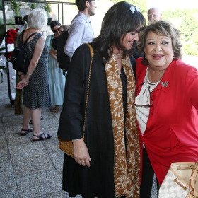 Jiřina Bohdalová byla během křtu rozverná a rozdávala úsměvy na všechny strany.