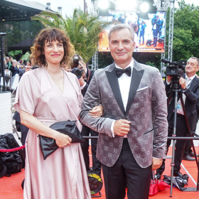 Jiří Macháček s Kristinou Dufkovou na červeném koberci.