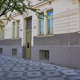 Ani povrch před domem není zrovna vhodný pro vozíčkáře.