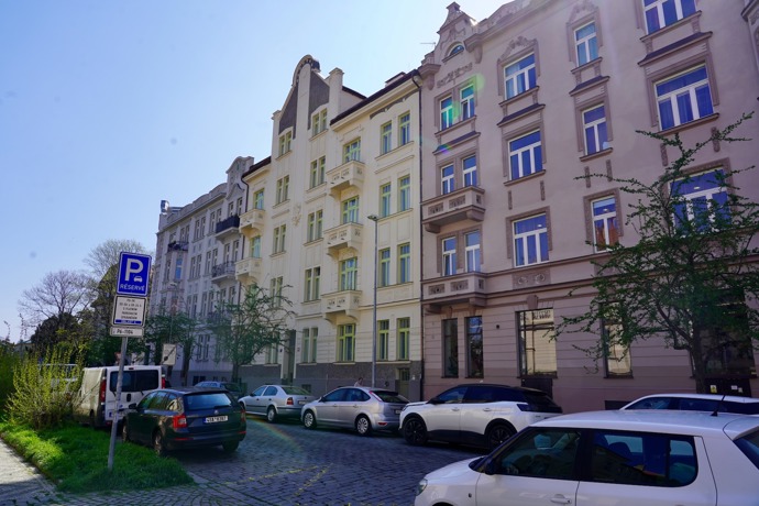 FOTO: Dům se Zemanovou kanceláří je uprostřed. – stránka 399