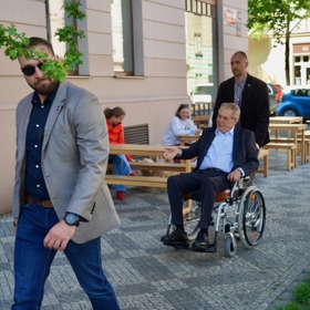 Tým přesouvá Miloše Zemana do kanceláře.