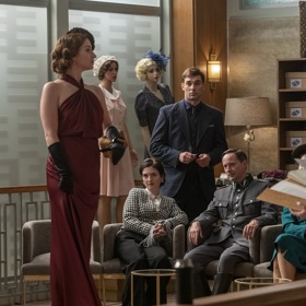 Dobová módní přehlídka kostýmů z dílny Michaely Horáčkové Hořejší. 