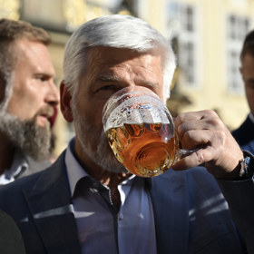 Prezident si dal s lidmi pivo