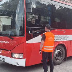Nezraněné odvezl autobus.
