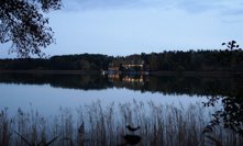 Drama na jezeře Most: Dva mladíci spadli za bouřky z paddleboardů. Zatím je nenašli