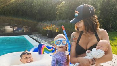 FOTO: Agáta Hanychová se také ochladila u bazénu.