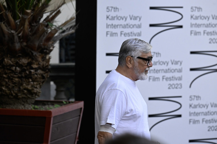 FOTO: Jiří Bartoška dorazil do Varů! Letošní ročník festivalu si nenechal ujít ani před zdravotní komplikace. – stránka 786