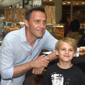 Roman Vojtek se svým synem Benediktem zapózovali fotografům. 