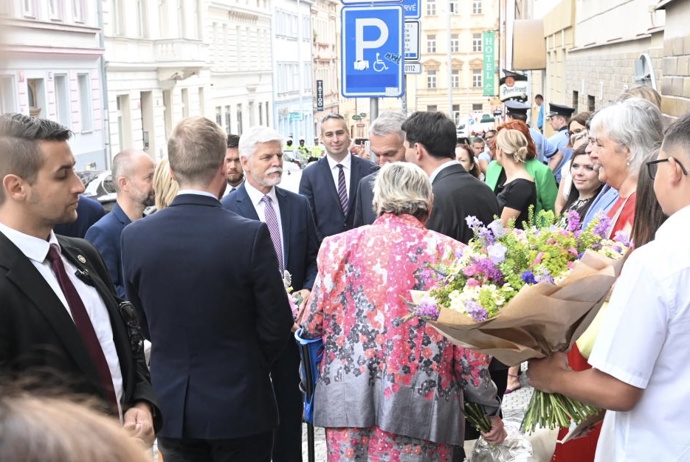 FOTO: Na příjezd páru čekala řada lidí. – stránka 2639