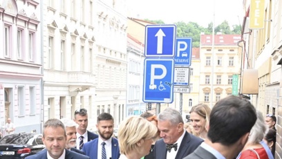 FOTO: Eva Pavlová společně s mužem navštívila ZŠ Cimburkova.