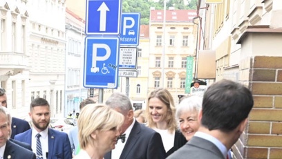FOTO: Pavlová jde na návštěvu pražské základní školy.